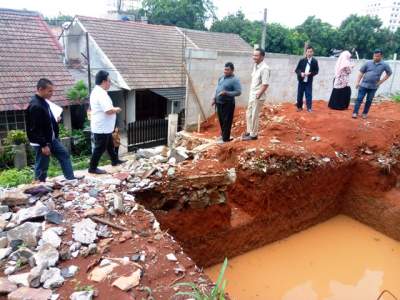  Komisi l DPRD Tangsel saat Sidak Klaster Tria Adara Residence 10 Pamulang.