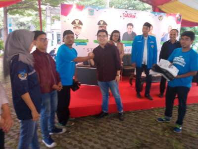  Pemberikan doorprize kepada peserta talkshow peringatan Sumpah Pemuda di Lapangan Olahraga Kecamatan Pamulang.