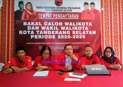 Suhari Wicaksono dan kader PDIP saat konpres penjaringan Bawalkot Tangsel.