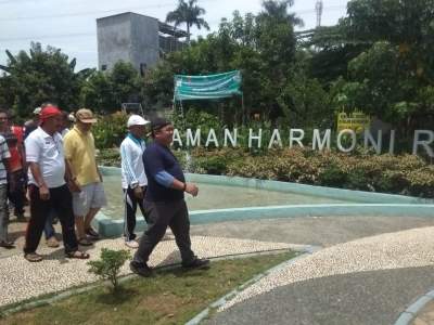 Lurah Pondok Aren, Murtado saat Sidak Taman Harmoni Perumahan Arinda ll.