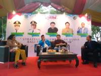  Ketua KNPI Kota Tangsel, Ahmad Syawqi saat menyampaikan kiat kiat bisnis bagi pemuda di acara Tangsel Youth Fest 2017 di lapangan olahraga Pamulang.