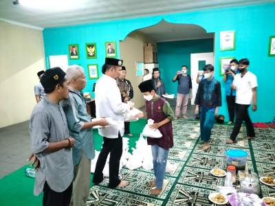 Proses Belajar Indahnya Berbagi, Para Yatim Bagikan Takjil untuk Warga