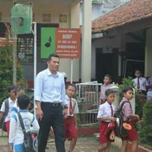 TB Bayu Murdani, Ketua DPC PDIP Kota Tangsel, saat meninjau sekolah-sekolah di Tangsel.