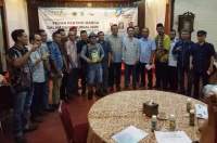 Wakil Wali Kota Tangsel berfoto bersama pengurus PWI Tangsel dan SMSI usai forum diskusi.