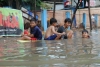 Banjir Bukan Penghalang Untuk Bermain