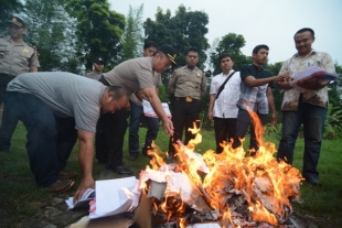 KPU Tangsel Musnahkan Surat Suara Rusak Dan Surat Suara Lebih