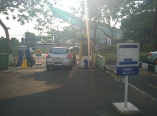 Pintu parkir Teraskota, BSD yang dianggap telah melanggar Perwal, langsung disegel, Kamis (25/6).