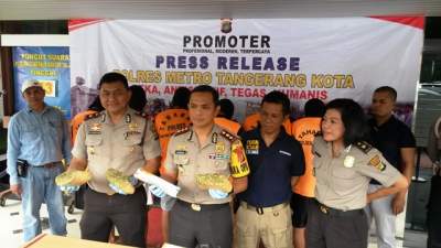 Wakapolres Metro Tangerang AKBP Erwin Kurniawan menunjukkan barang bukti ganja.