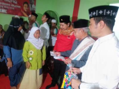 Ketua PDIP Tangsel, Heri Gagarin bersama Ketua MUI KH Saidi dan Sekretarisnya, Abdul Rojak saat memberikan santunan kepada anak yatim.