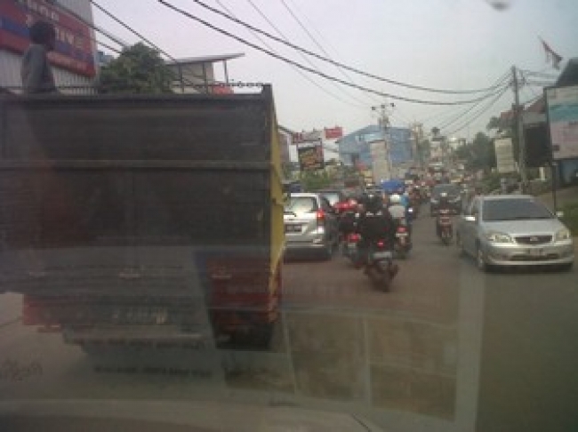 Ciputat- Kondisi macet di Perempatan duren,Ciputat terjadi tiap hari.Jum&#039;at (08/11)Dt