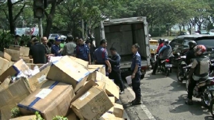 Mobil Boks Berisi Sepatu Terbakar