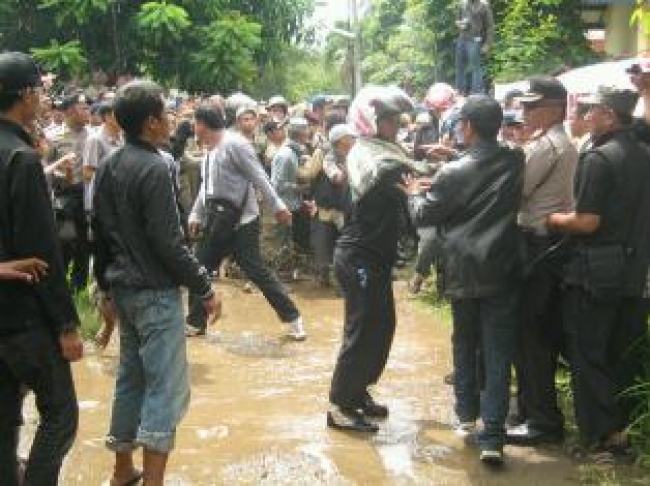 Eksekusi Tanah Kemenag Ricuh,Warga Melawan