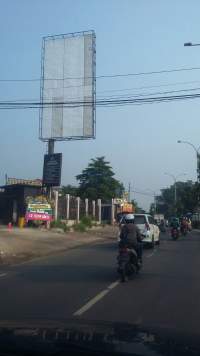 Salah satu bilboard diduga tak berizin yang ada di Kota Tangsel.