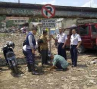 Pamulang- Dishub Tangsel memasang Rambu &quot;Larang Parkir&quot; di Jalur Pipa Gas Unpam. Rabu (30/10)DT