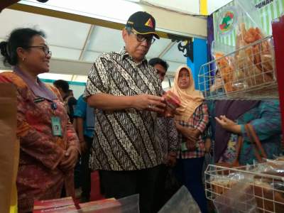 Wakil Wali Kota Tangsel Benyamin Davnie saat menyambangi stan pameran Harkopda.