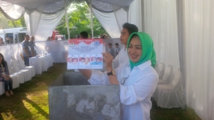 Airin Rachmi Diany saat mencoblos surat suara di TPS 17 Cluster Narada, Alam Sutera