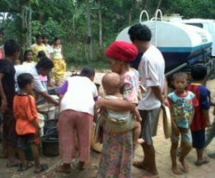 Warga Kelurahan Kadu Agung antri air bersi,senin(28/10).dt