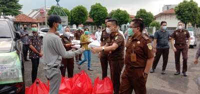 Berkah Ramadan, Kejari Tangsel Gelar Bakti Sosial dengan Berbagi Takjil