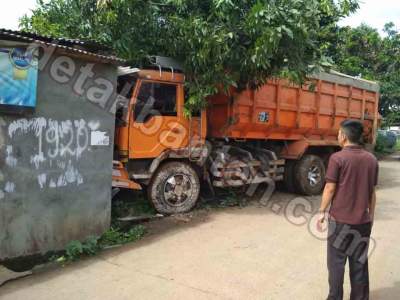 Rem Blong, Truk Hantam Rumah Warga di Jombang