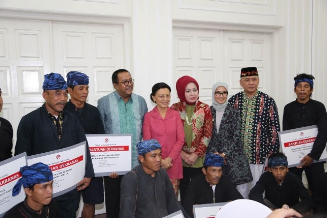 Pengrajin Tenun Baduy Terima Bantuan Bahan Membatik