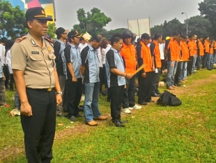 Polisi dan petugas pengawas pilkada saat mengikuti apel siaga pengamanan Pilkada Tangsel