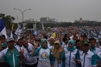 Airin bersama ribuan pendukungnya saat jalan santai, Minggu (29/11/2015)