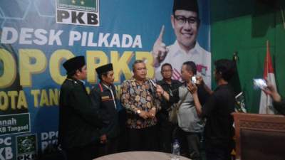 Tomi Patria Edwardy saat ambil formulir Balon wali kota di sekretariat PKB Kota Tangsel.