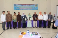 Walikota Tangsel (berjilbab oren) tengah berfoto bersama perwakilan pengurus dan anggota Koperasi se-Kota Tangsel serta pelaku Usaha Kecil dan Menengah (UKM), pelaku Industri Kecil dan Menengah (IKM), Dekopinwil Banten dan Dekopinda Tangsel di acara Seminar Sehari (24/20).