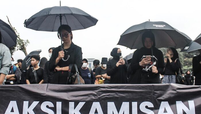 FOTO: Aksi Kamisan ke-807 Singgung Pemberian Pangkat Jenderal kepada Prabowo