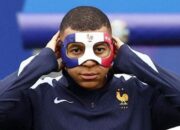 Kylian Mbappe Tampil dengan Topeng Bendera Prancis Usai Patah Hidung