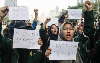 Aksi Unras BEM SI di Patung Kuda Ricuh, Polisi Bubarkan Paksa (19)