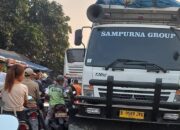 Langgar Perbup, Truk Tanah di Jalan Balaraja Kronjo Beroperasi Pada Siang Hari