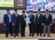 Pj Gubernur Al Muktabar Hadiri Rapat Paripurna Pengucapan Sumpah Pimpinan DPRD Banten dan Pemandangan Umum Fraksi Terhadap Nota Pengantar APBD TA 2025