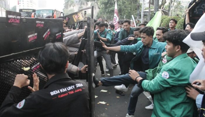 FOTO: Jelang Jokowi Lengser, BEM SI Aksi di Patung Kuda