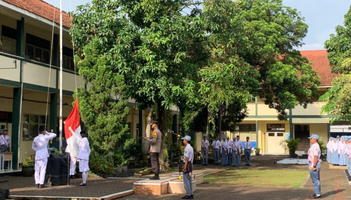 Tekan Kenakalan Remaja, Kapolres Banjar menjadi Pembina Upacara di SMAN 1 Banjar