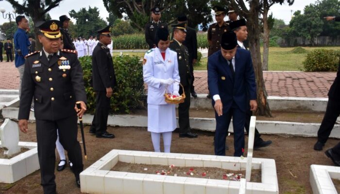 Peringati Hari Pahlawan, Pj Wali Kota Tebing Tinggi Ziarah ke Makam Pahlawan