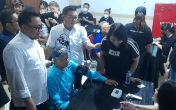 Kolaborasi DPRD dan Mawar Sharon Peduli, 1000 Warga Tangsel Berobat Gratis Pulang Bawa Sembako