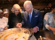 Raja Charles III dan Ratu Camilla Ikut Siapkan Makanan Berbuka Puasa di London