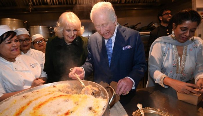 Raja Charles III dan Ratu Camilla Ikut Siapkan Makanan Berbuka Puasa di London